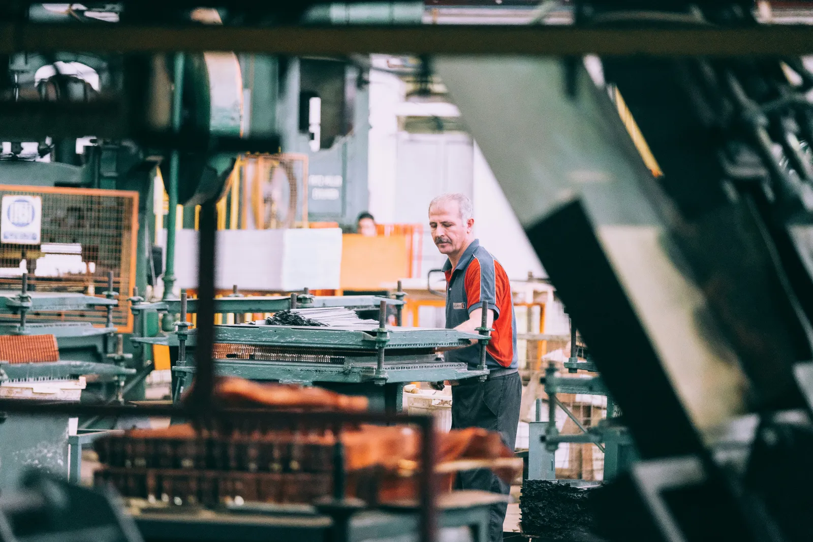 Facharbeiter bedient eine Maschine in der Fertigungshalle